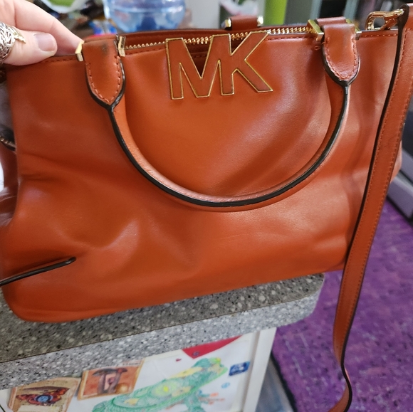 Michael Kors medium/large 9 pocket cross body purse - Picture 7 of 7